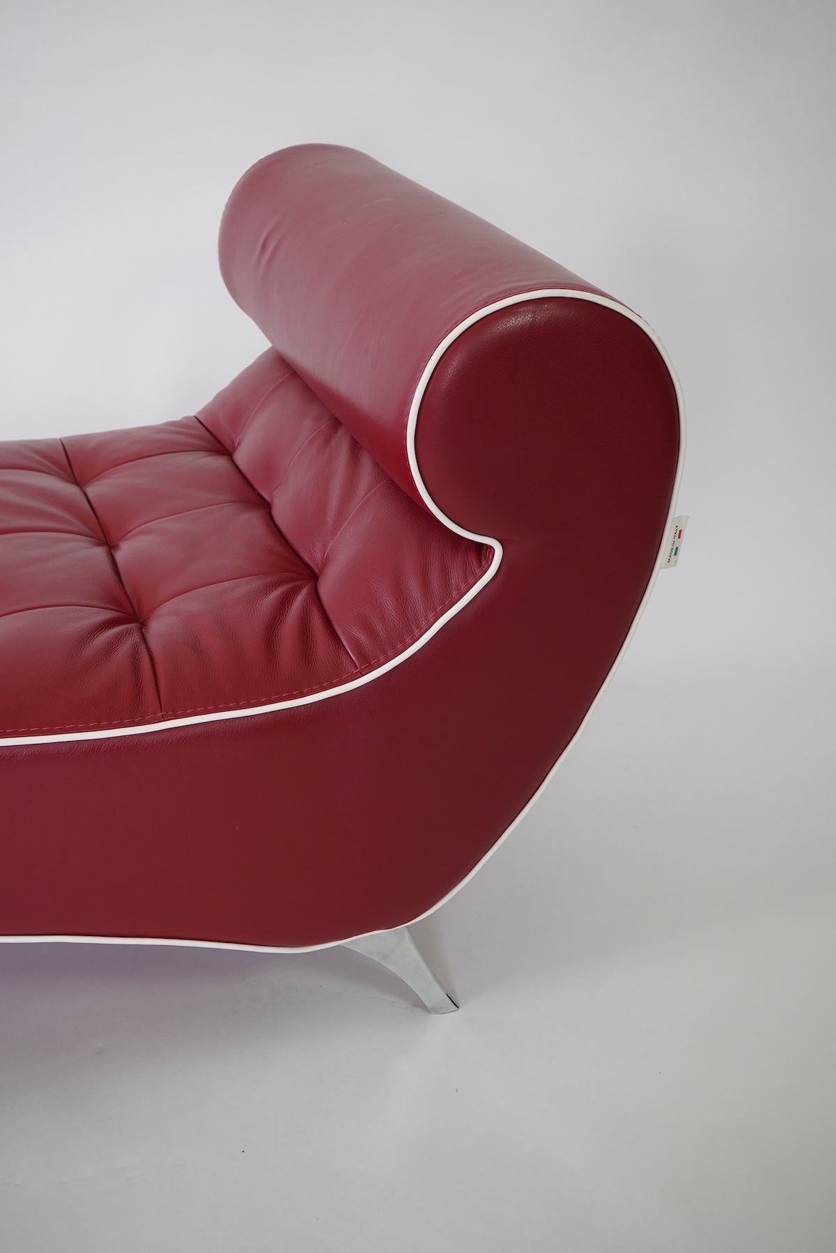 Vavicci for Flavien Cortes: An 'Adagio' Italian leather chaise longue
